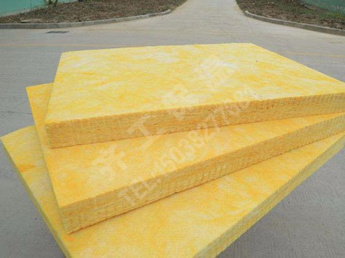 當(dāng)在搬運玻璃棉的時候需要帶防護工具